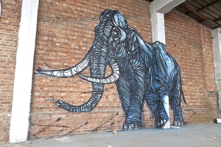 dibujo de elefante en pared de ladrillo