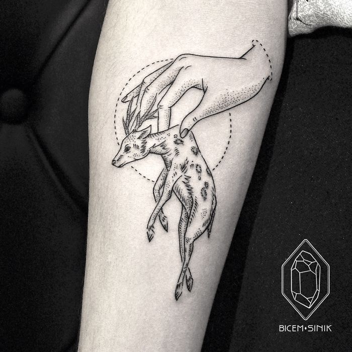 tatuaje ciervo y mano