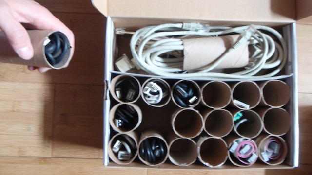 Reciclar los tubos de papel higiénico como ordena cables