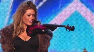 Chica elegante tocando el violin